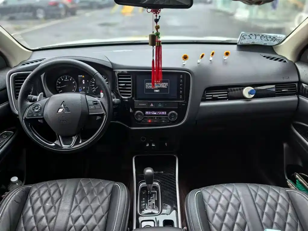MITSUBISHI OUTLANDER