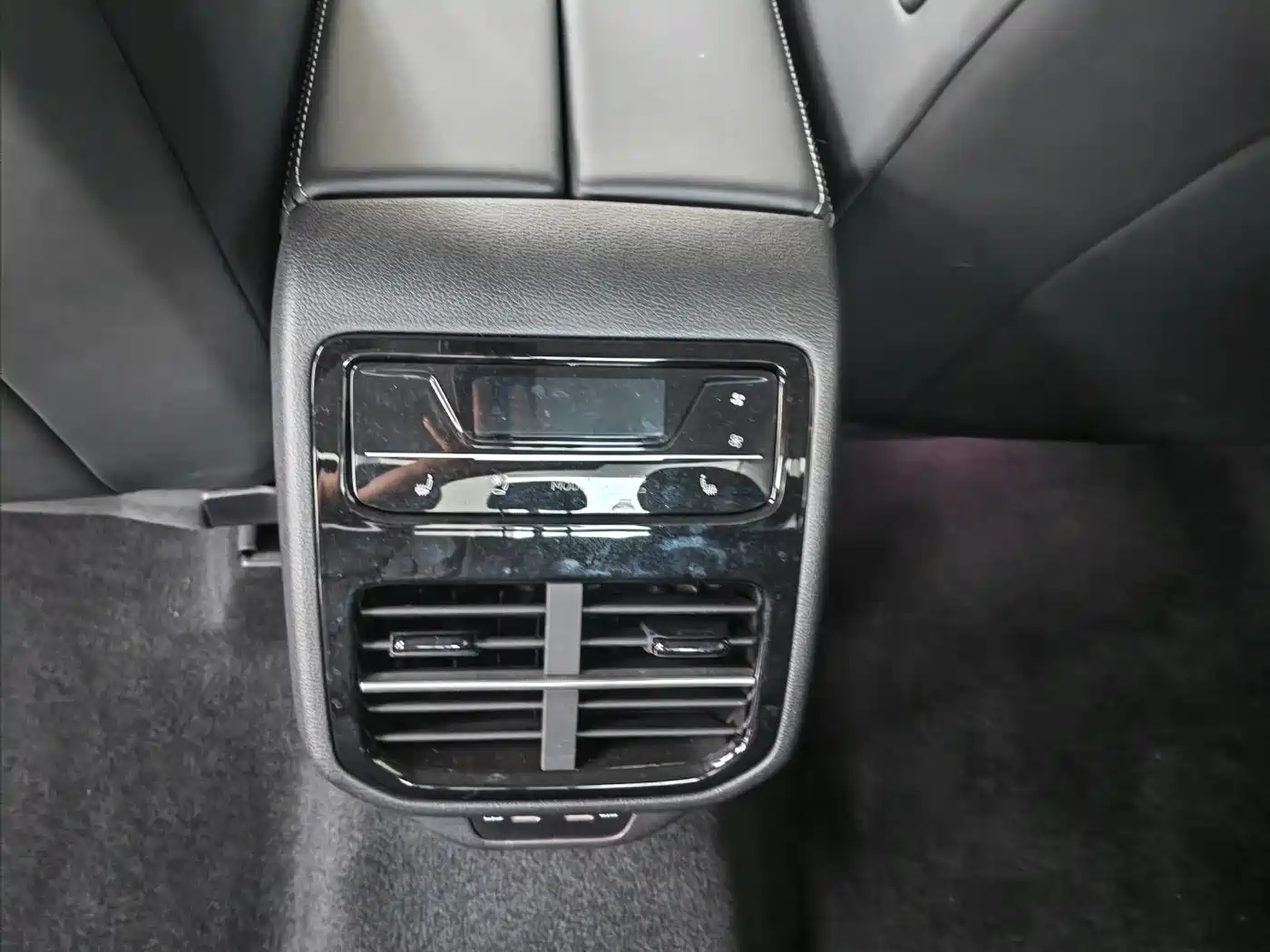 Volkswagen Passat 2025 Model Pro 380TSI Starlight Dragon Premium Edition фото 15