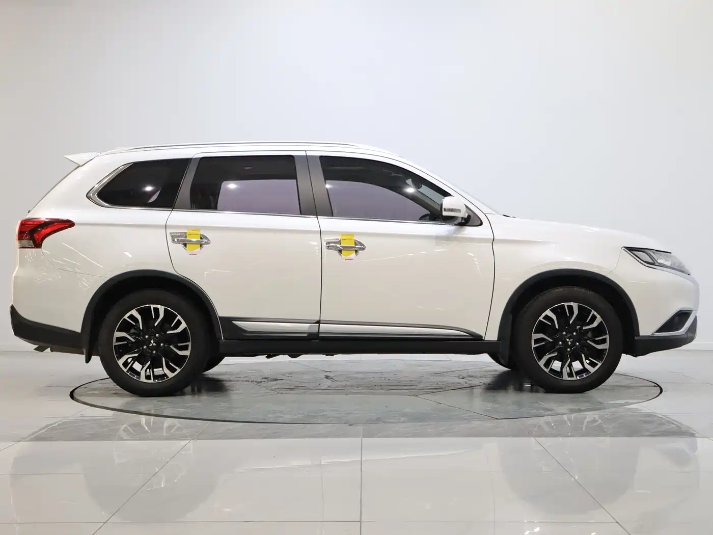 Mitsubishi Outlander 2019 2.4L 4WD Deluxe Edition 5-Seater China VI фото 9
