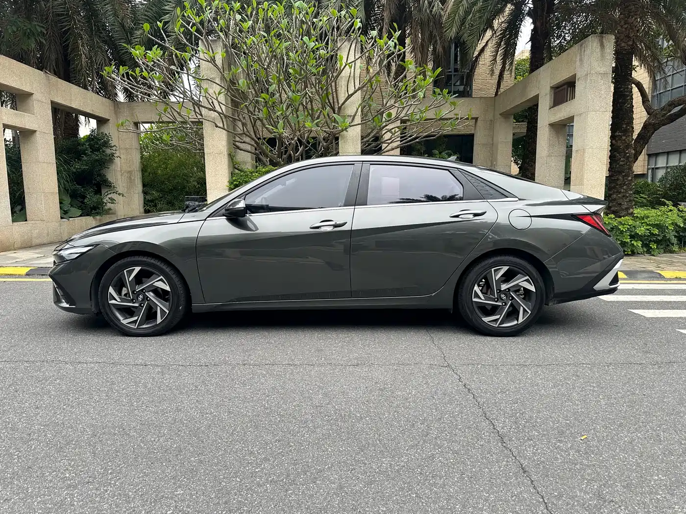 Hyundai Elantra 2023 Model 1.5L CVT LUX Premium Edition фото 7