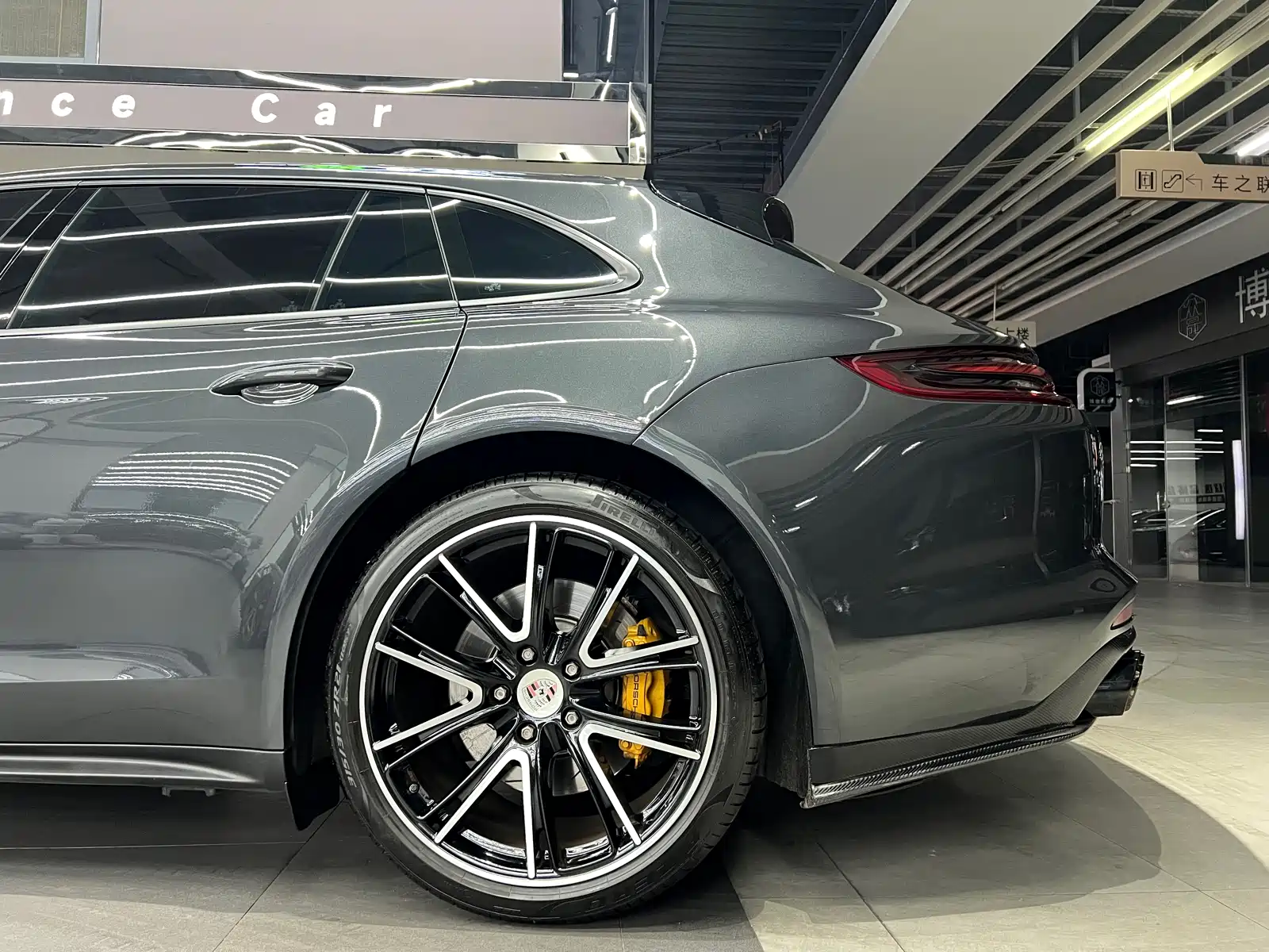 Photo 18 - Porsche Panamera