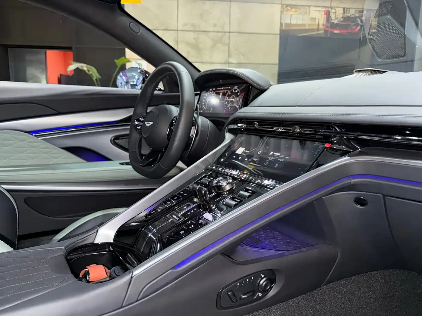 Aston Martin DB12 2025 4.0T V8 Coupe фото 17