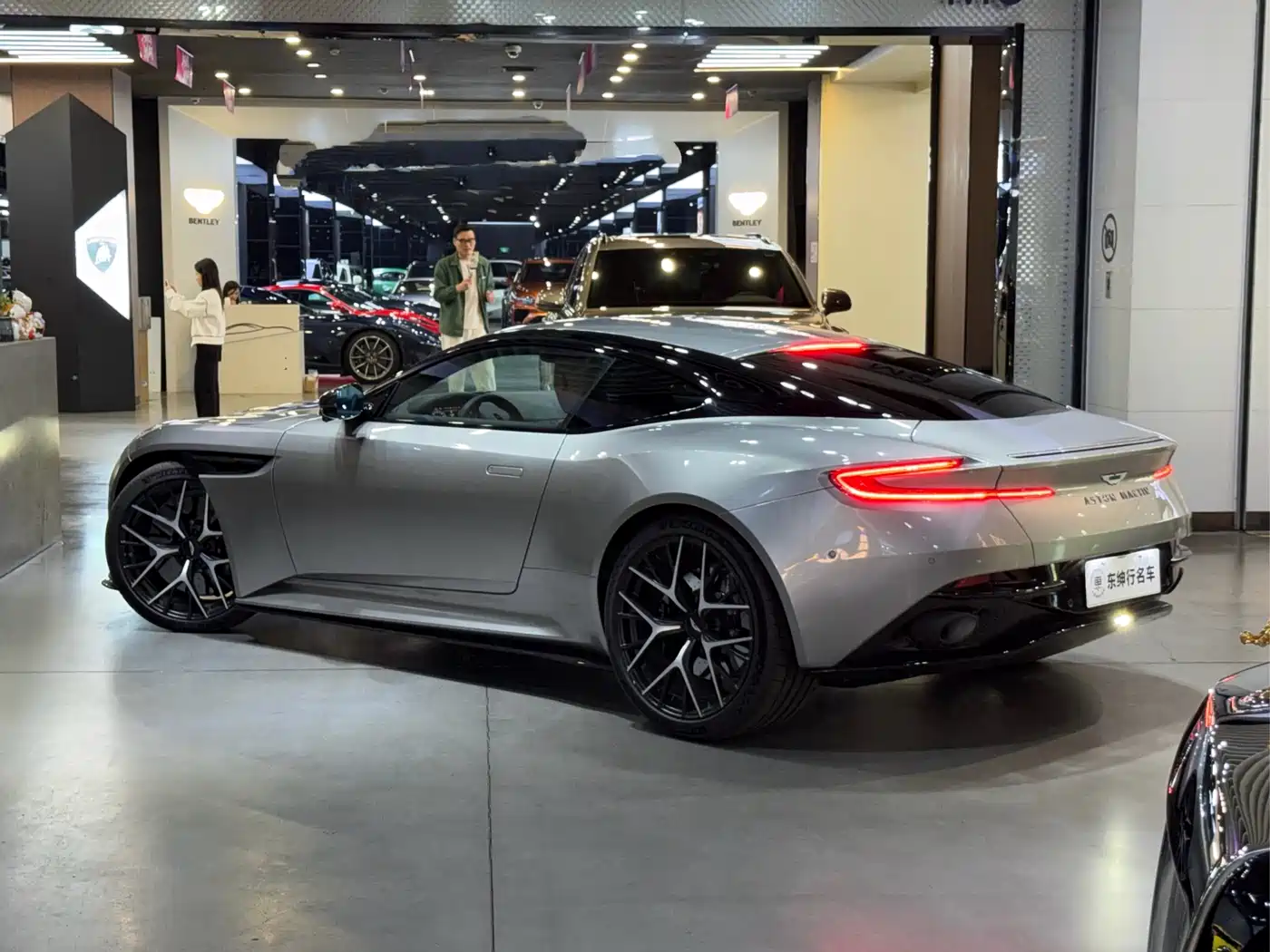 Aston Martin DB12 2025 4.0T V8 Coupe фото 4