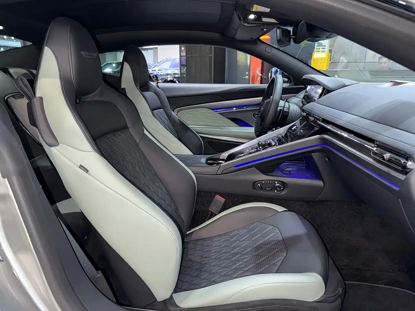 Aston Martin DB12 2025 4.0T V8 Coupe фото 18