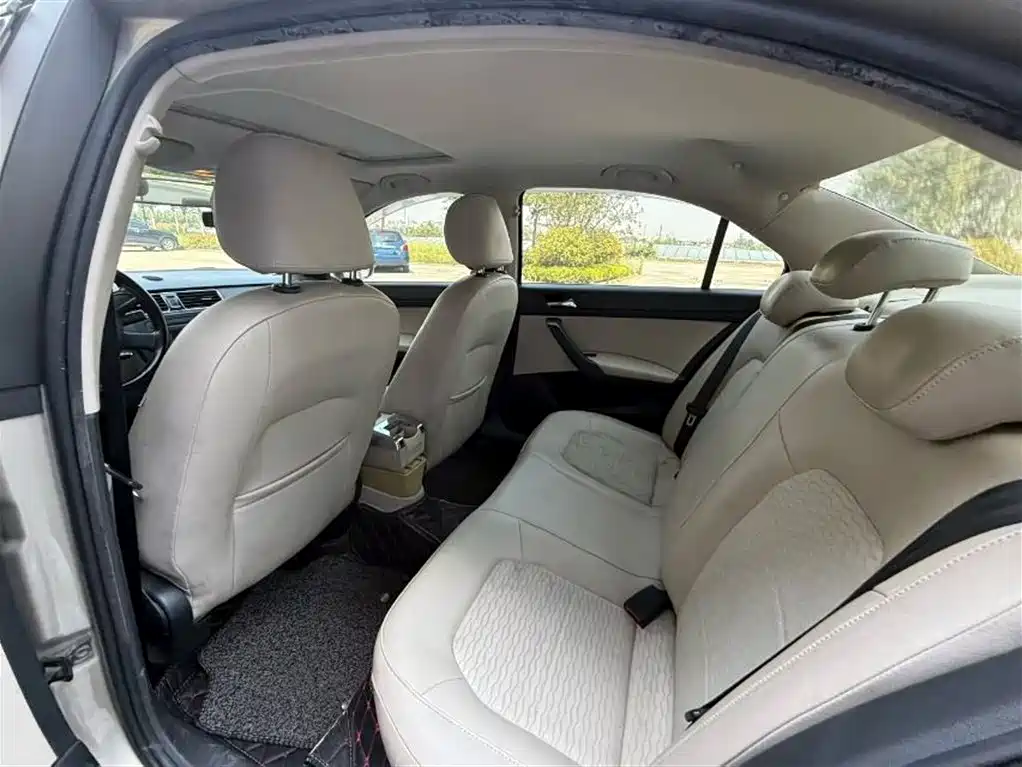Škoda Rapid 2015 1.6L Automatic Joy Selection фото 2