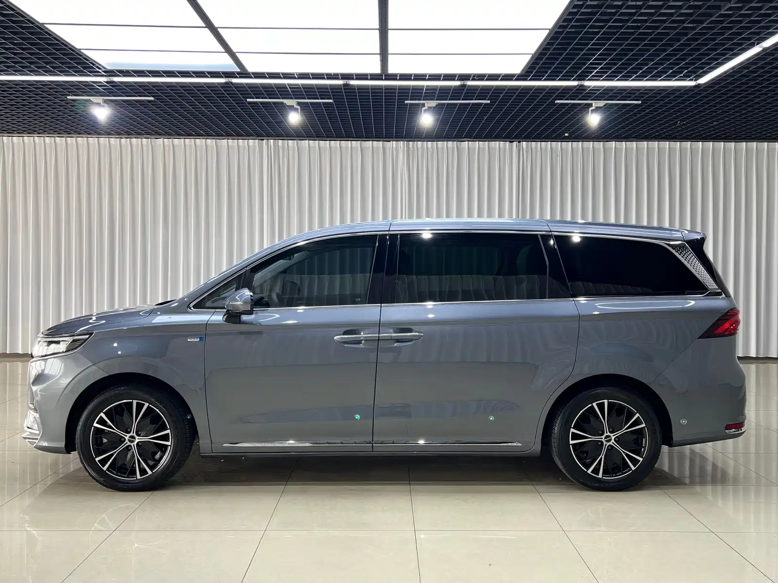 Фото 3 - Roewe iMAX8