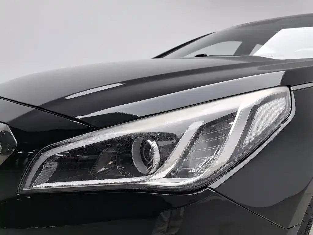 Photo 7 - Hyundai Sonata