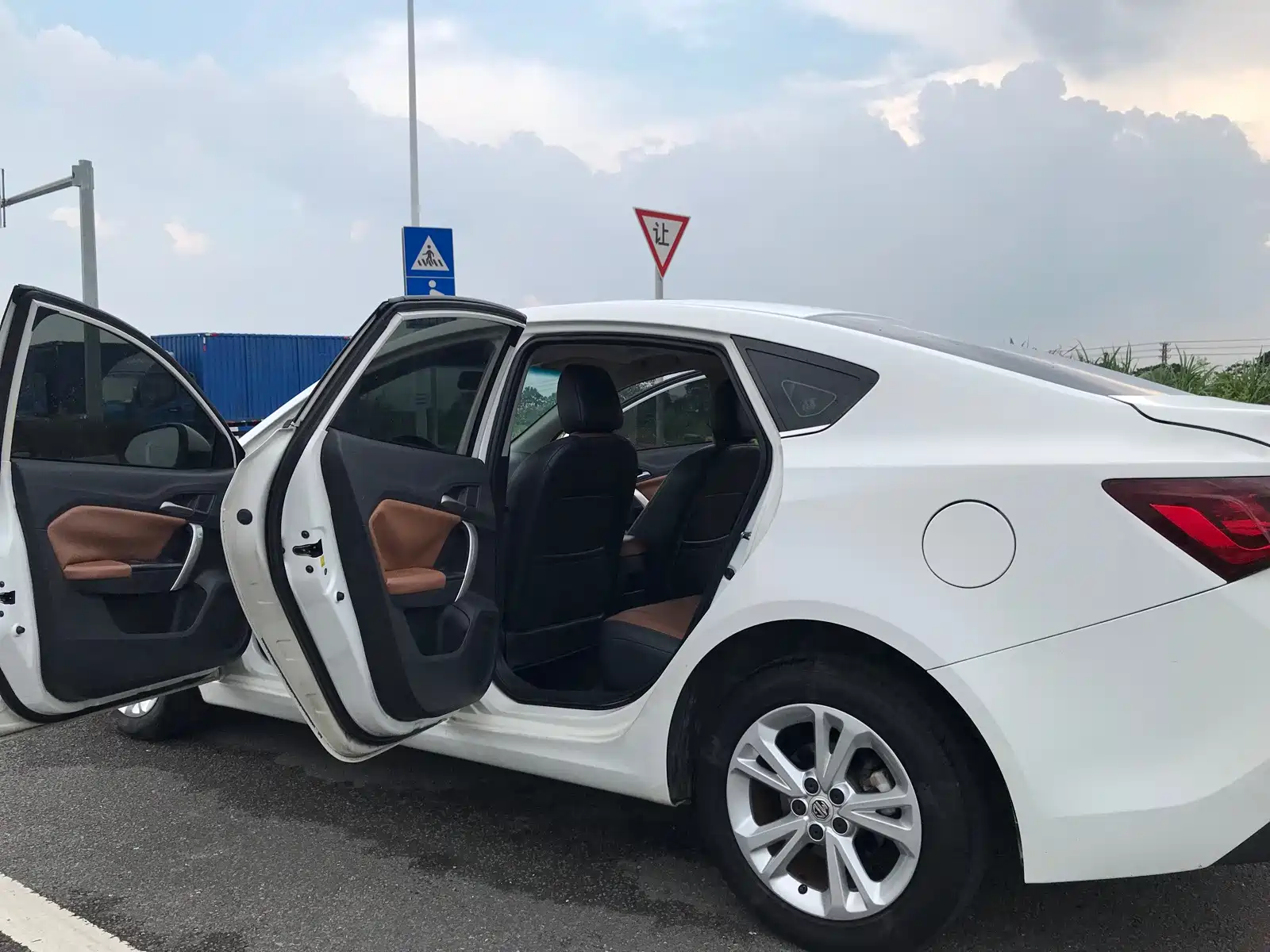 Фото 19 - MG GT
