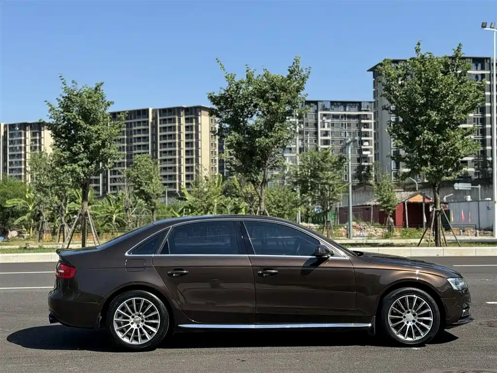 Фото 12 - Audi A4L