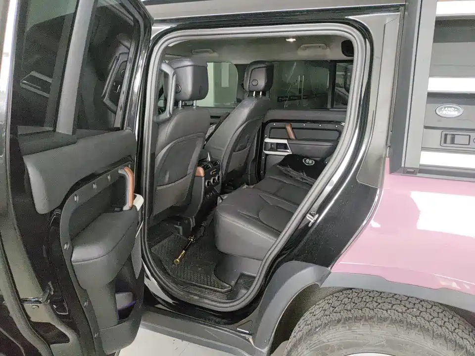 Photo 8 - Land Rover Defender