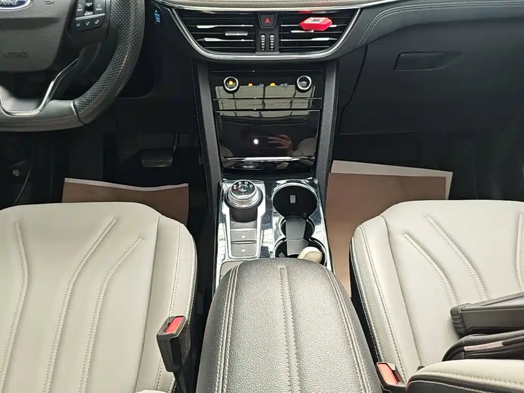 Photo 14 - Ford Escape
