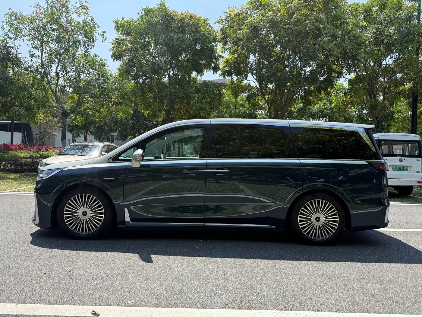 Voyah Auto Voyah Dreamer 2025 PHEV AWD Flagship Qian Kun Edition фото 2
