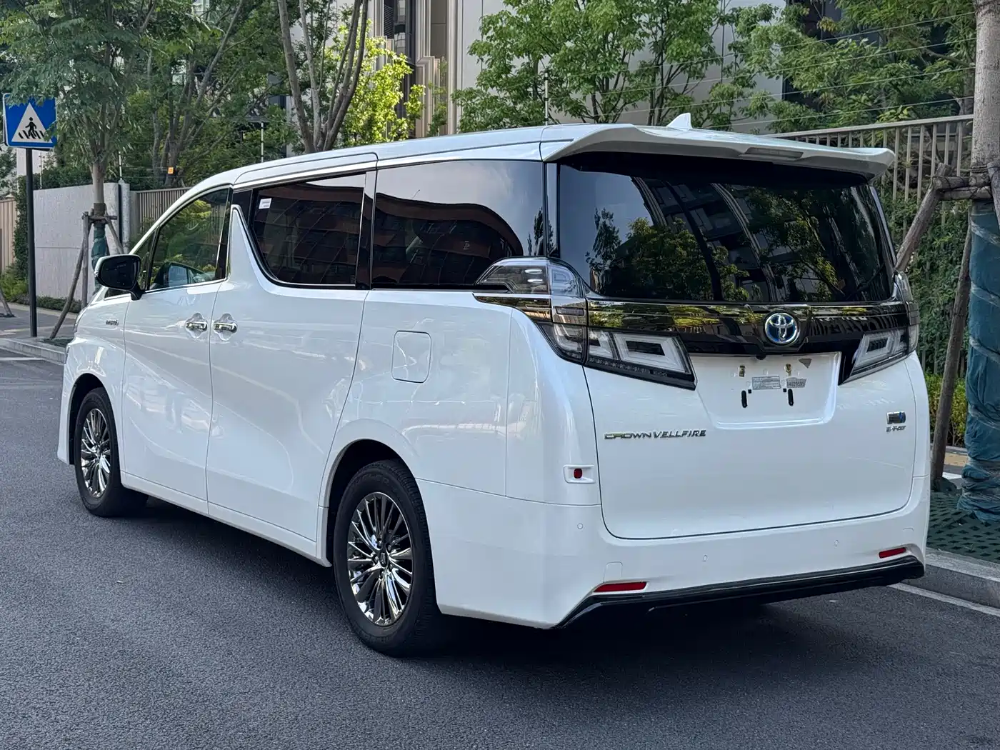 Toyota Vellfire 2023 Crown Hybrid 2.5L HV Luxury фото 9
