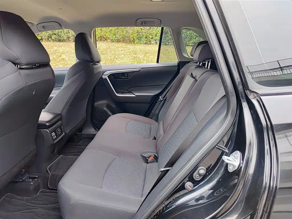 Toyota Wildlander 2023 2.0L CVT FWD LE фото 8