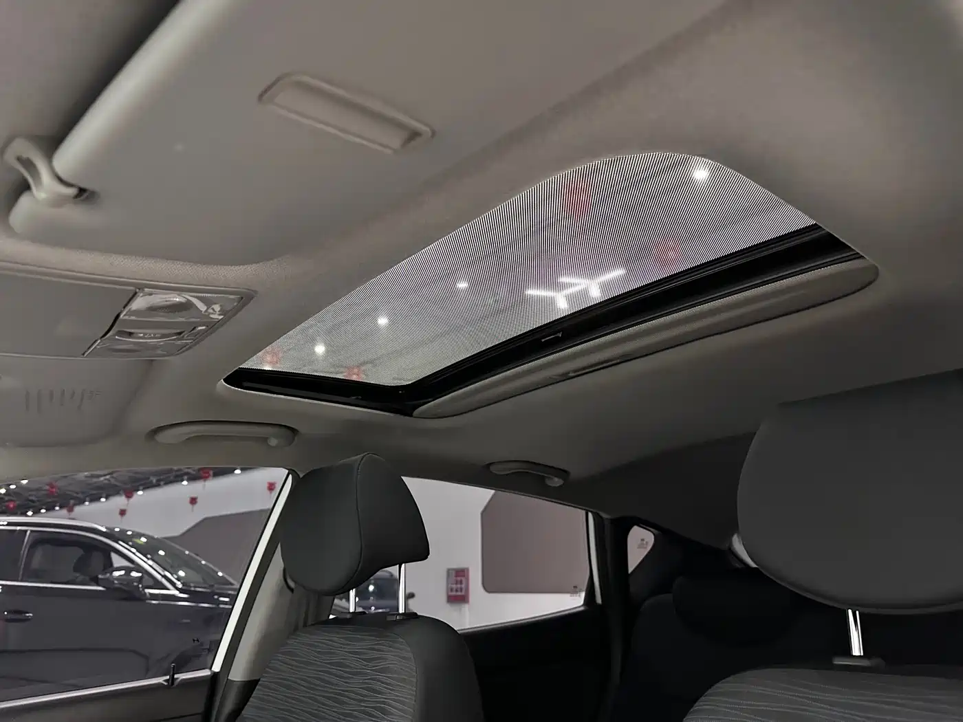 Hyundai Reina 2014 Model 1.4L Automatic GLX фото 11