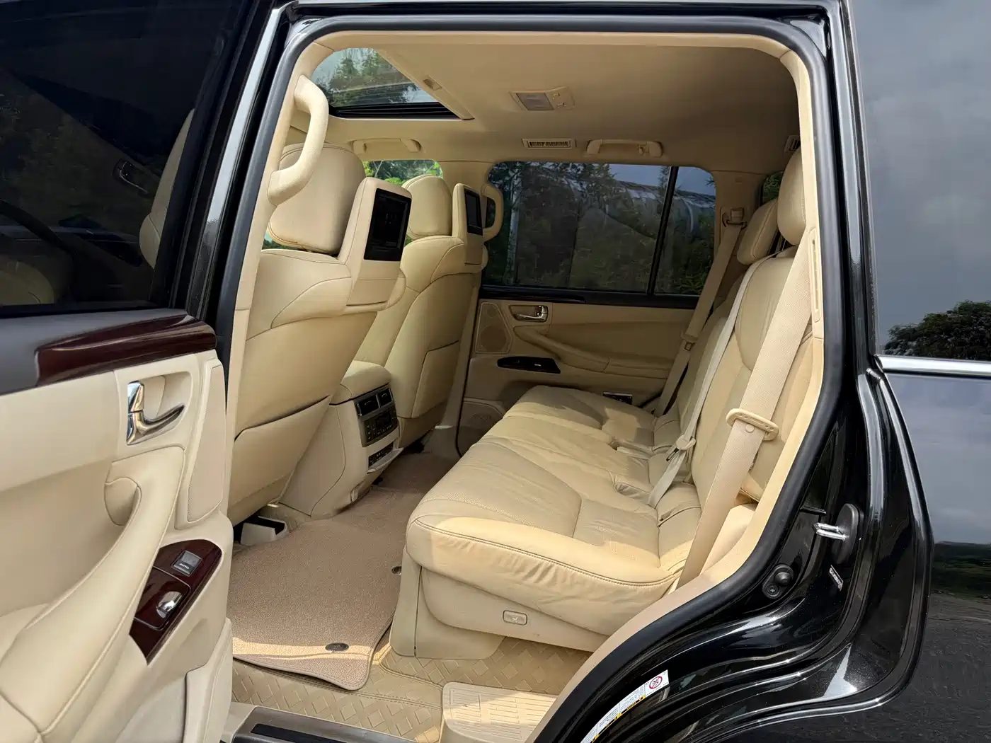Photo 9 - Lexus LX