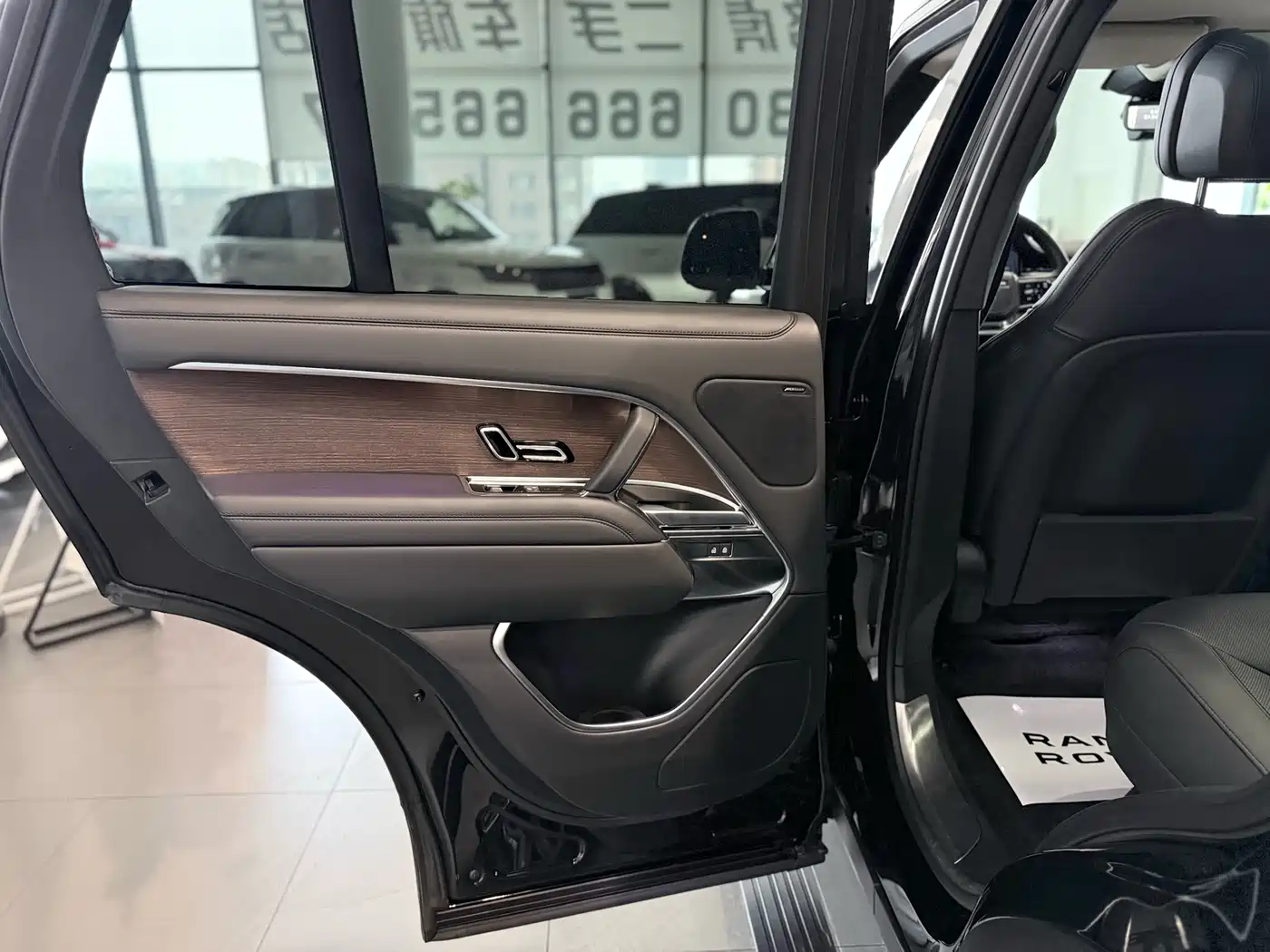 Land Rover Range Rover 2023 3.0 L6 360PS Golden Age Edition фото 14