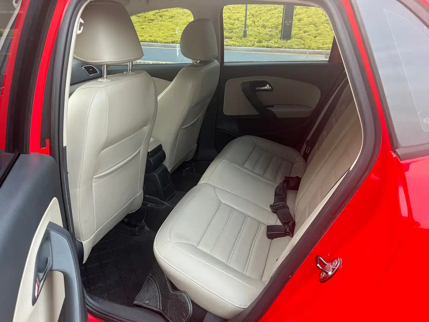 Volkswagen Polo 2013 1.6L Automatic Luxury Edition фото 8