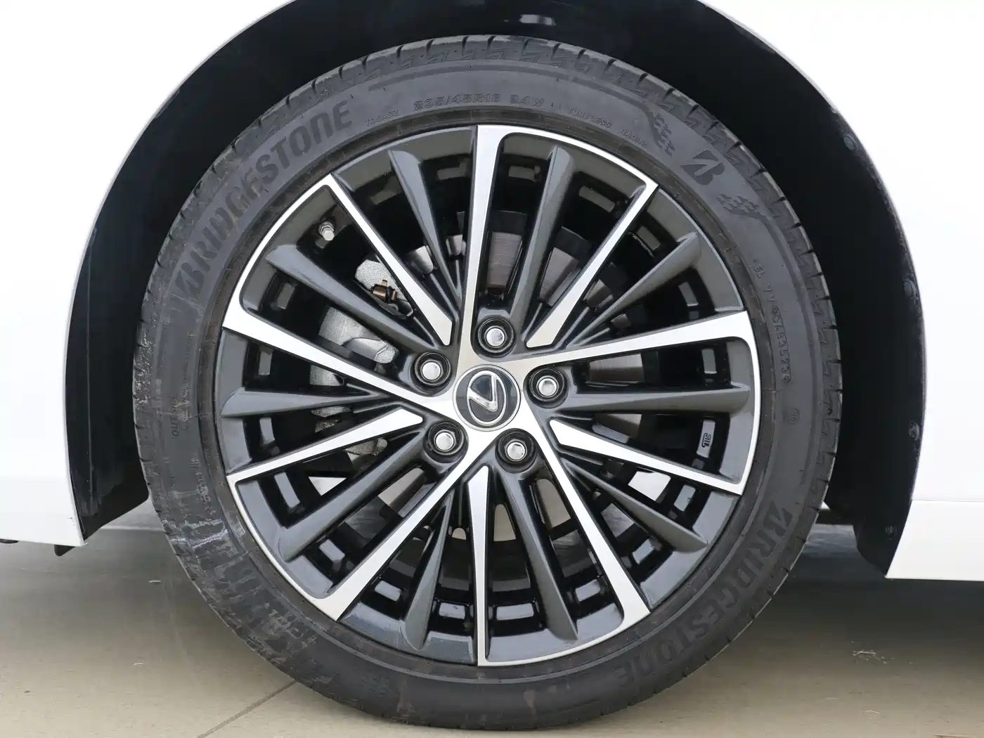 Lexus ES 2022 300h Ultimate Edition фото 7