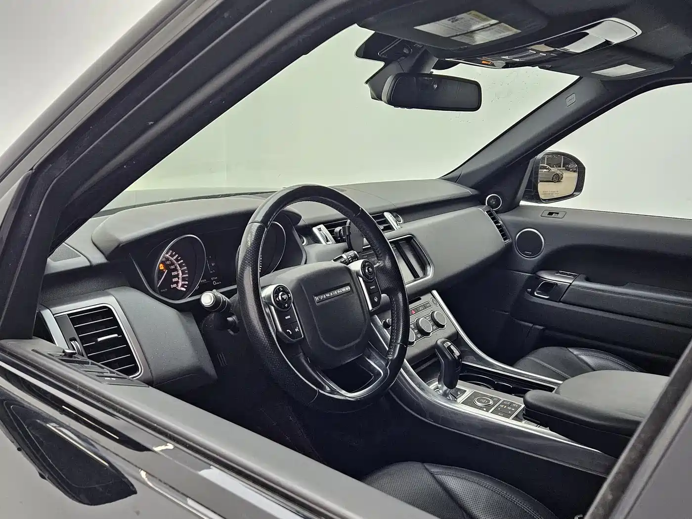 Land Rover Range Rover Sport 2016 Model 3.0 SC V6 SE фото 5