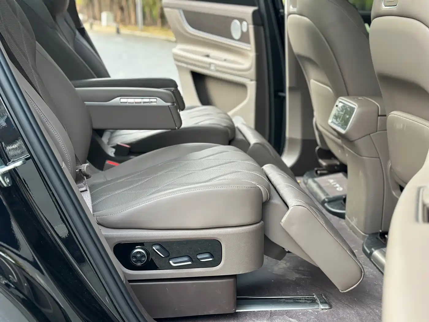 AITO Wenjie AITO M9 2025 Extended Range Ultra 52kWh 6-Seater фото 24