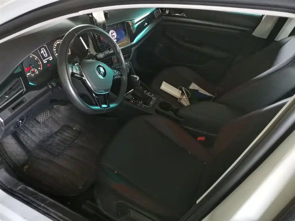 VOLKSWAGEN BORA