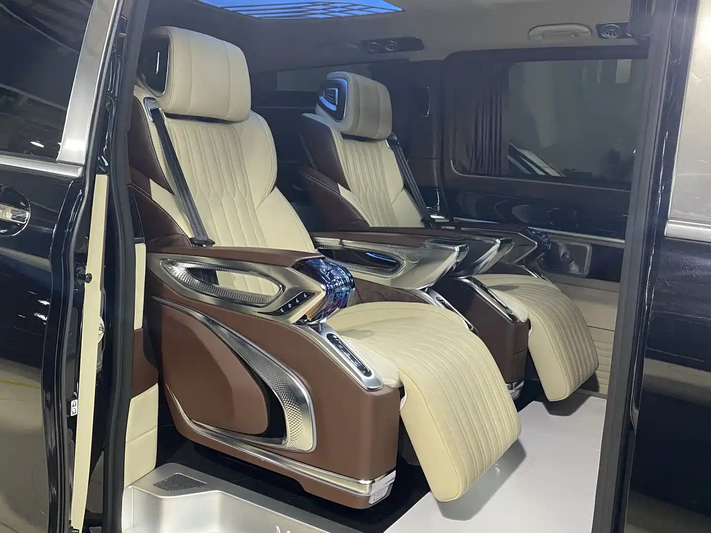 Mercedes-Benz V-Class 2022 V 260 L Long Wheelbase Luxury Edition фото 14