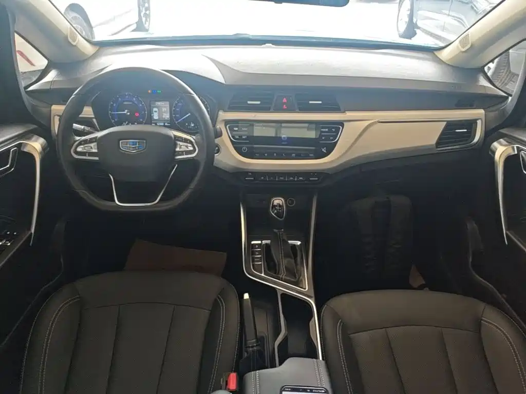 Фото 10 - Geely Vision X3
