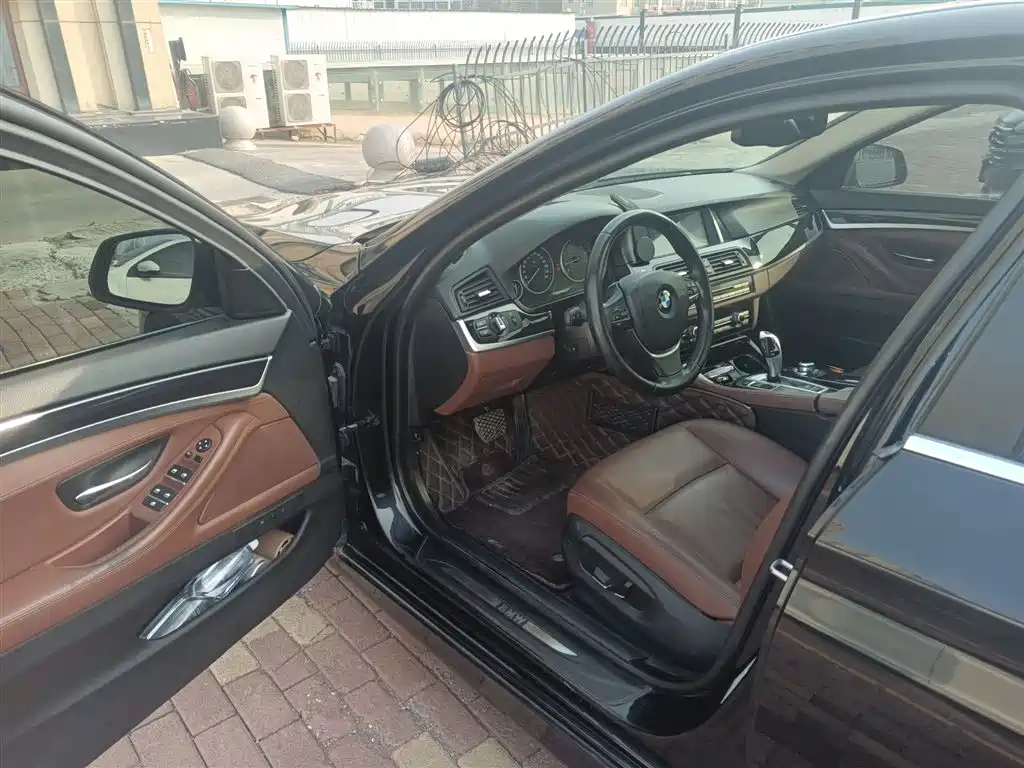 BMW 5 Series 2017 520Li Classic Edition фото 14