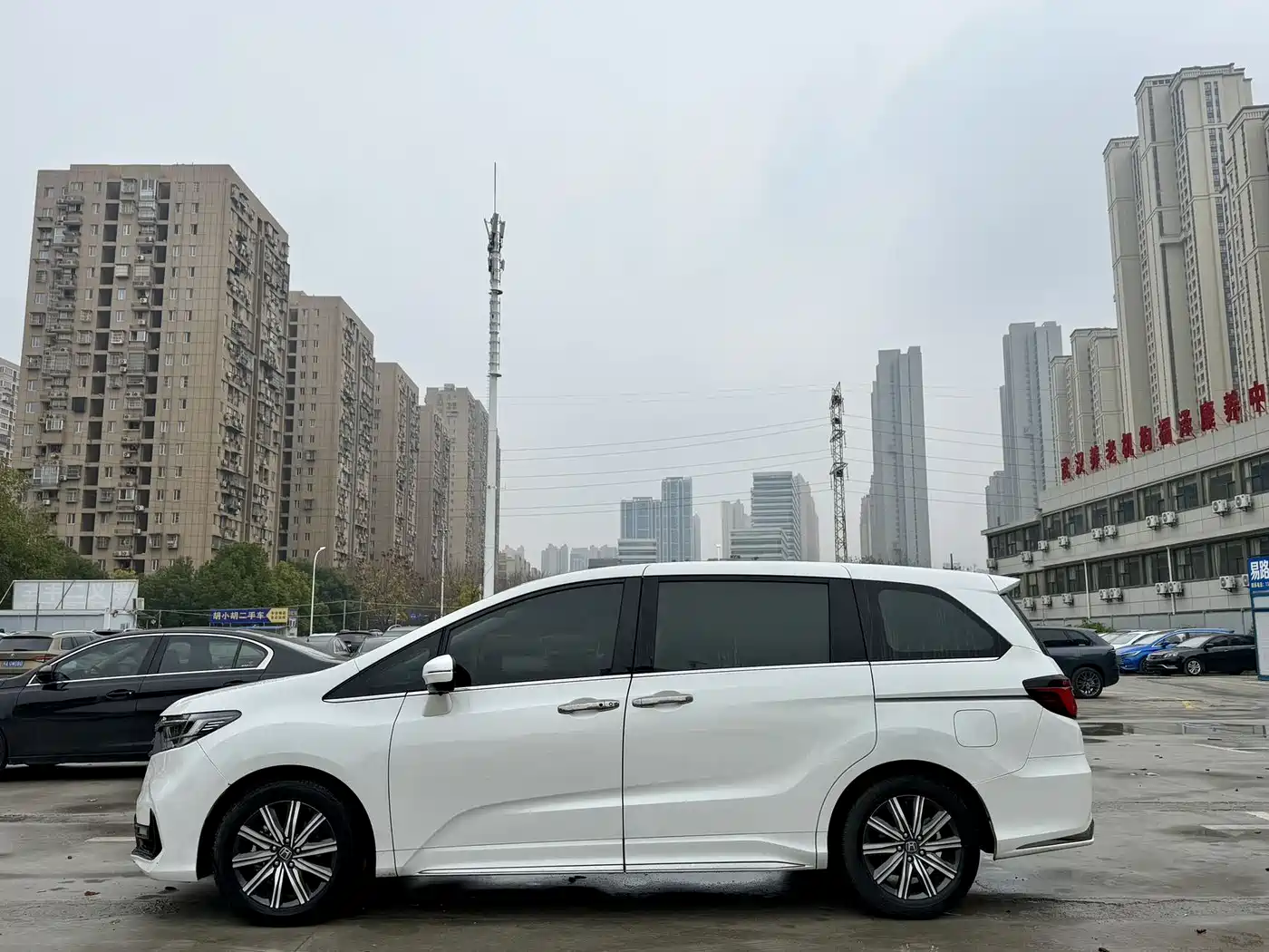 Honda Odyssey 2022 2.0L e:HEV Sharp·Intelligent Edition фото 4