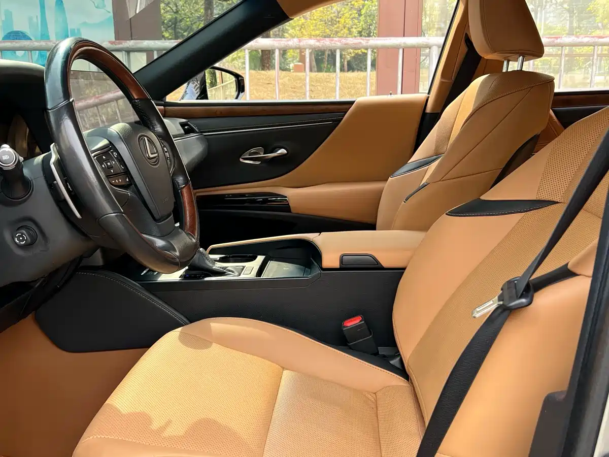 Фото 8 - Lexus ES