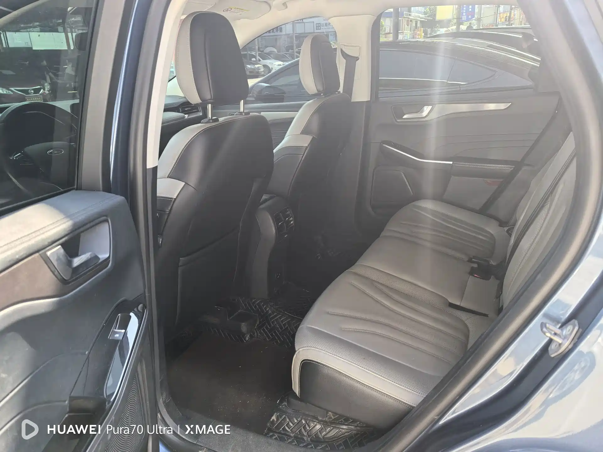 Photo 8 - Ford Escape