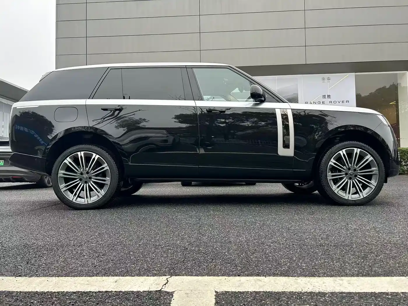 Land Rover Range Rover 2024 3.0 L6 400PS SV Prestige Genesis Extended 4-Seater фото 3