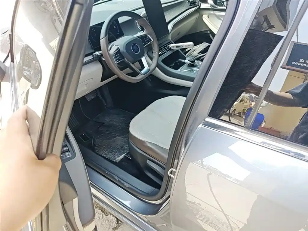 BYD Qin PLUS 2024 Glory Edition DM-i 55KM Leading фото 15