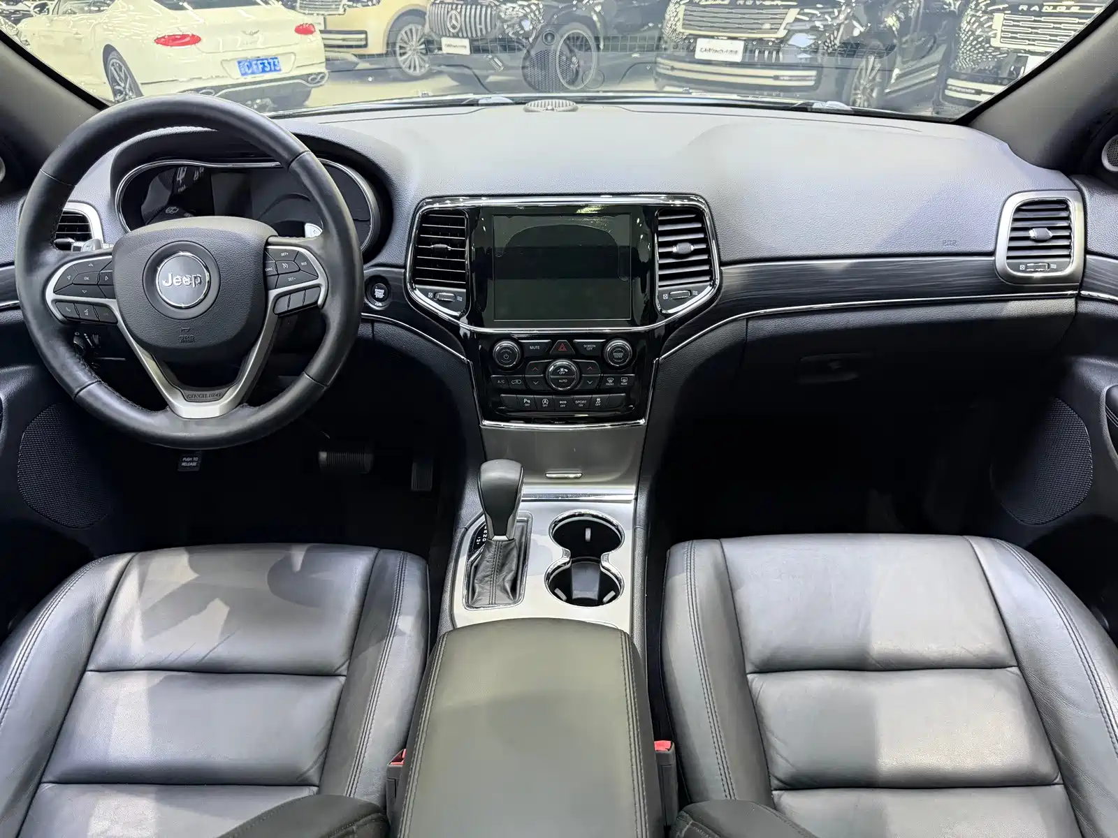 Photo 13 - Jeep Grand Cherokee (Import)