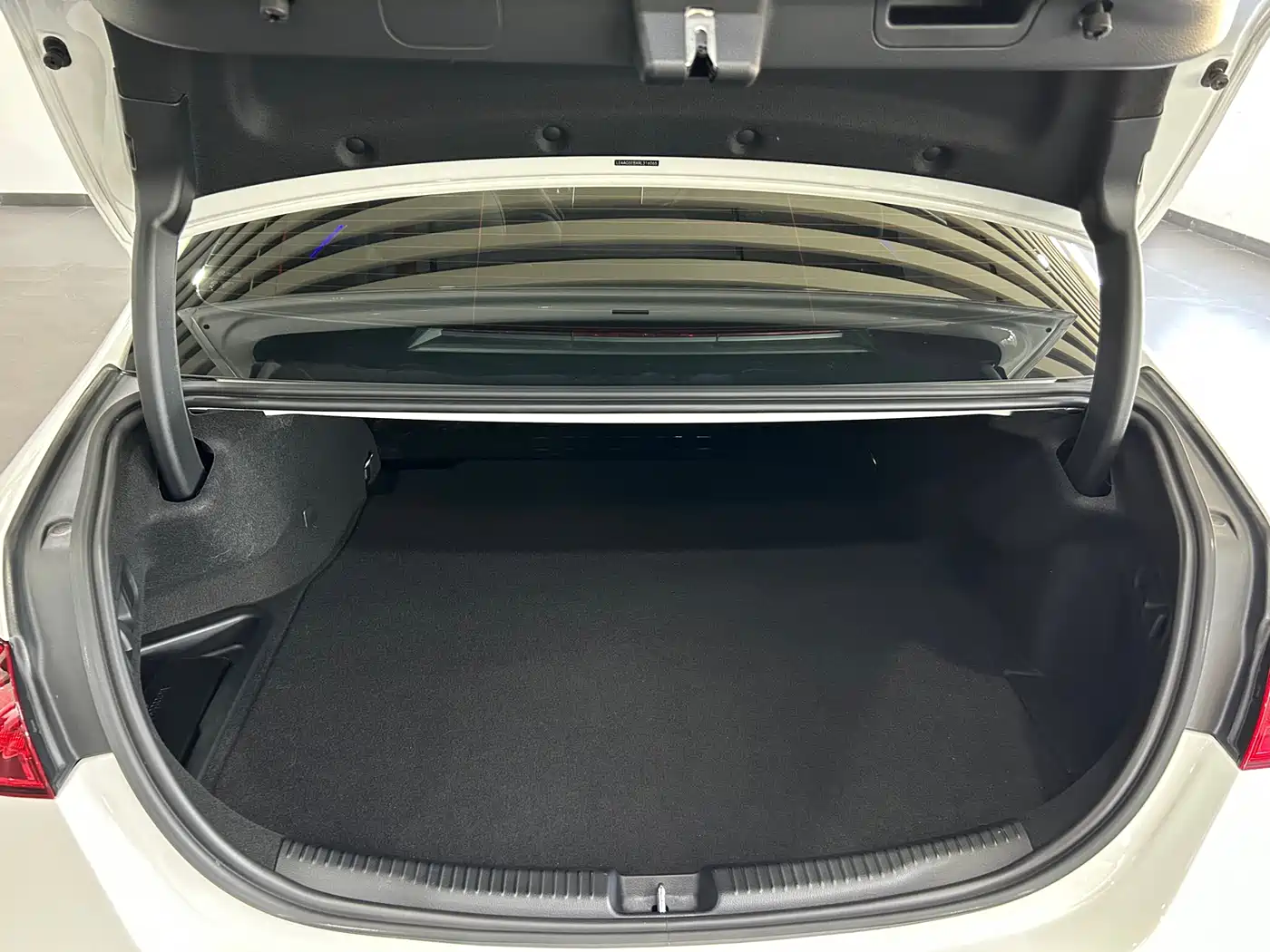 Mercedes-Benz C-Class New Energy 2023 C 350 eL фото 10