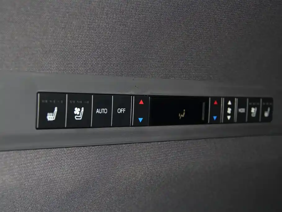 Toyota Sienna 2023 2.5L Hybrid Premium Edition фото 23