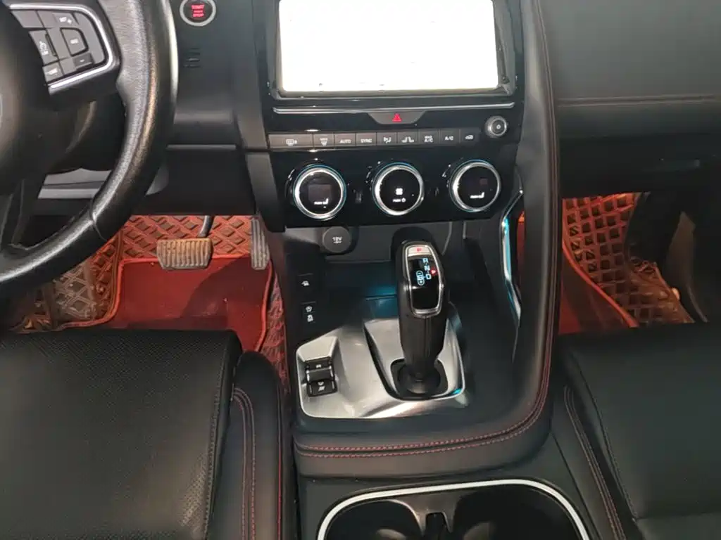 Фото 10 - Jaguar E-PACE