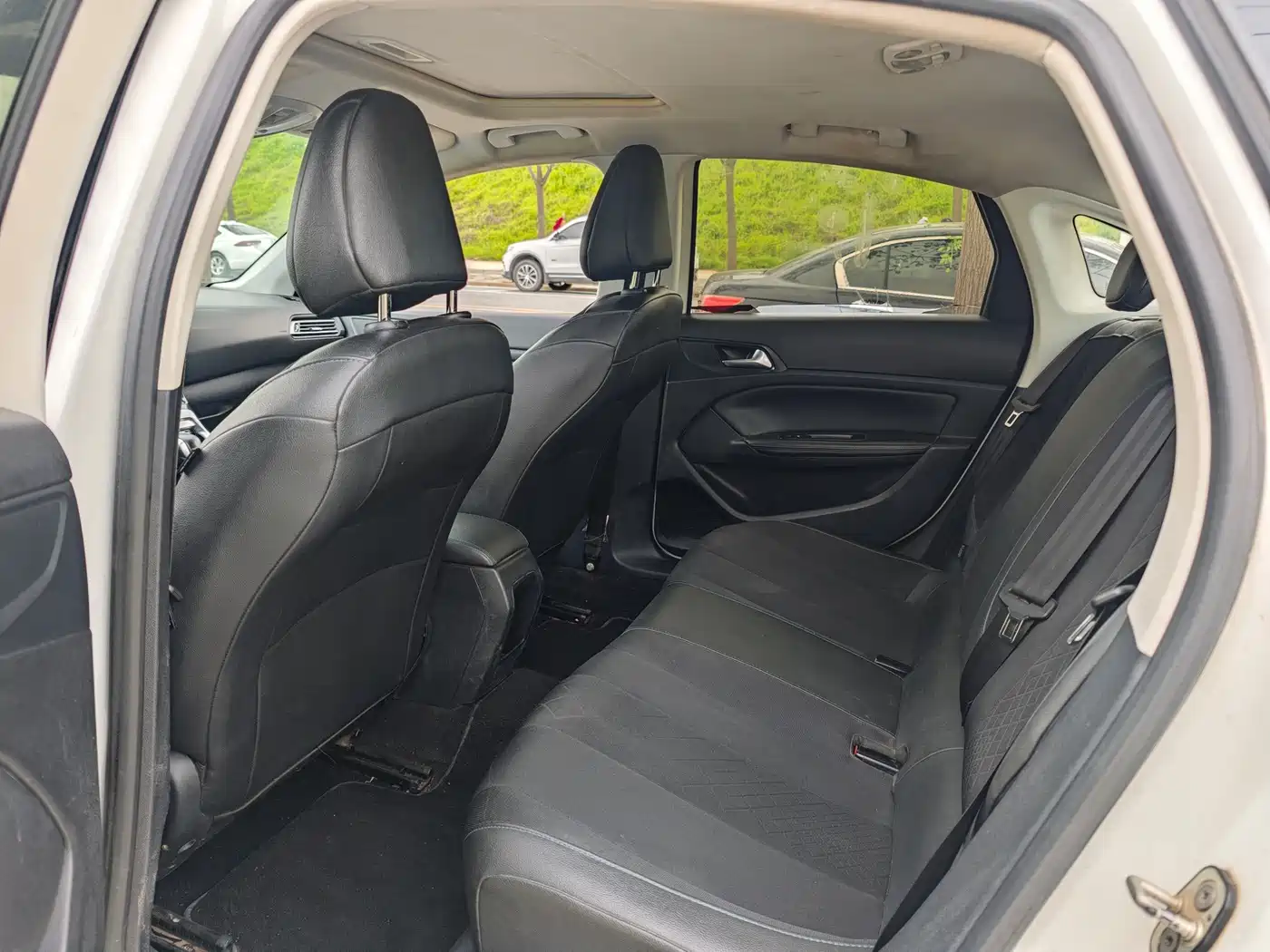 Peugeot 308 2016 1.6L Automatic Luxury фото 6