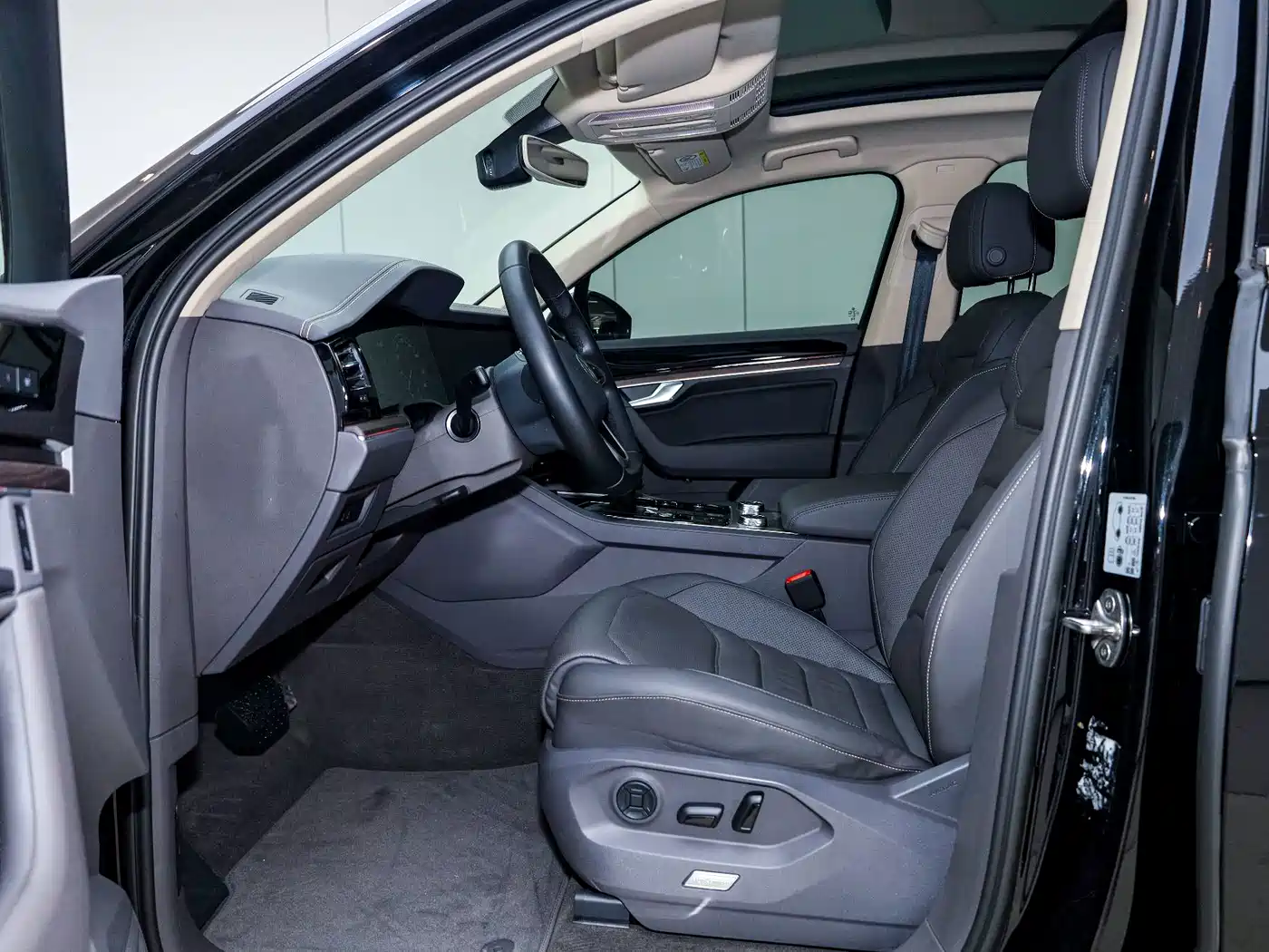 Volkswagen Touareg 2024 2023 3.0TSI R-Line Classic Sports Package