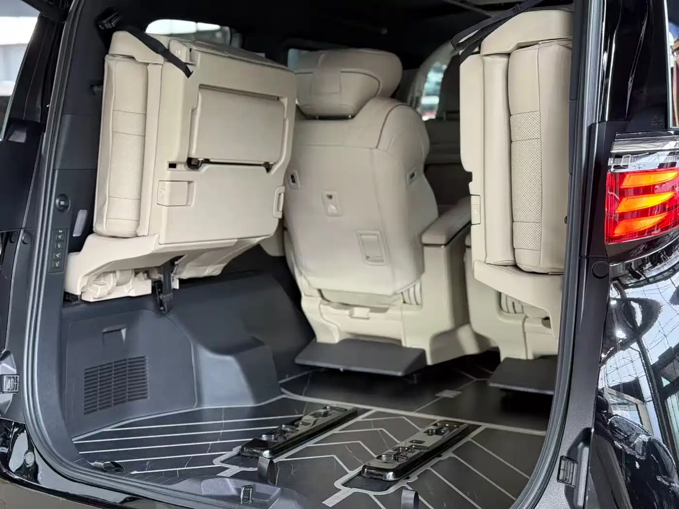 Toyota Alphard 2024 Hybrid 2.5L Ultimate Enjoyment Edition фото 22