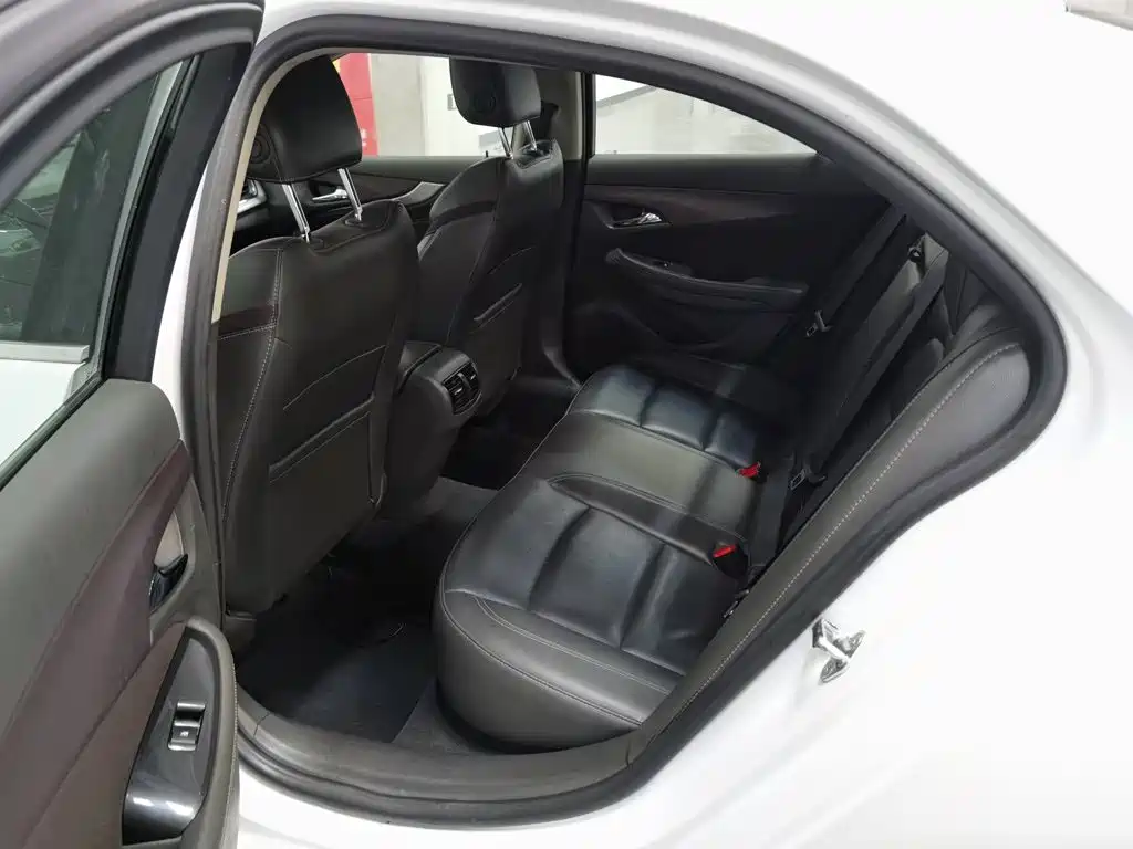 Photo 15 - Chevrolet Malibu