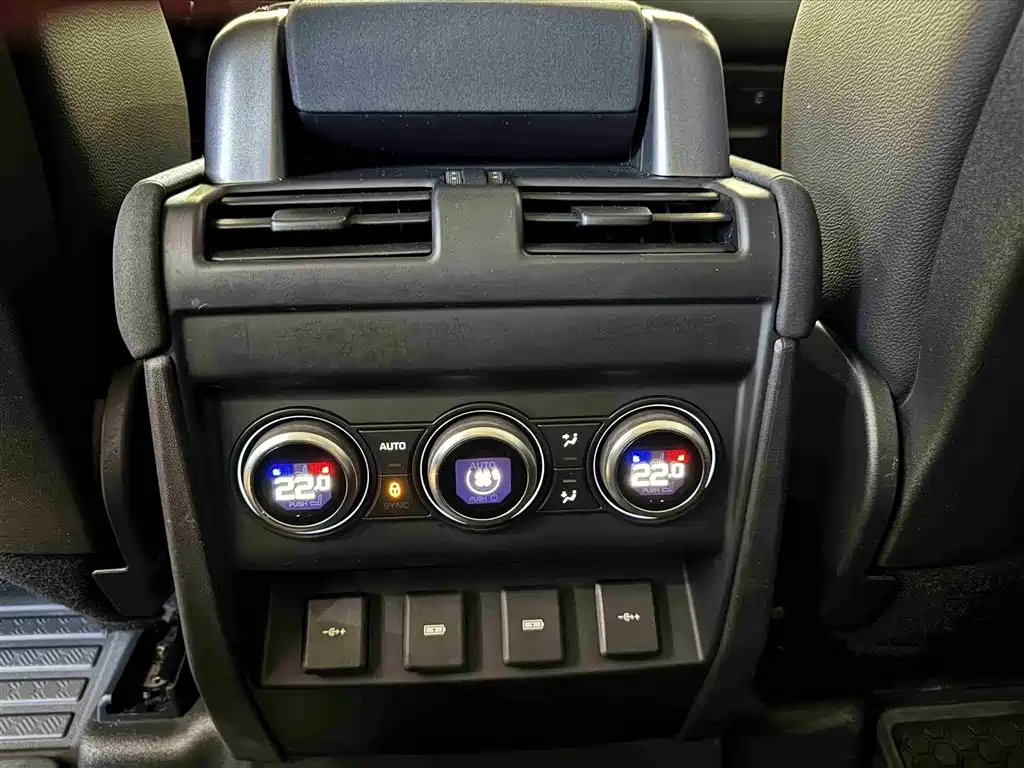 Land Rover Defender 2020 110 P400 Dark Special Edition фото 12