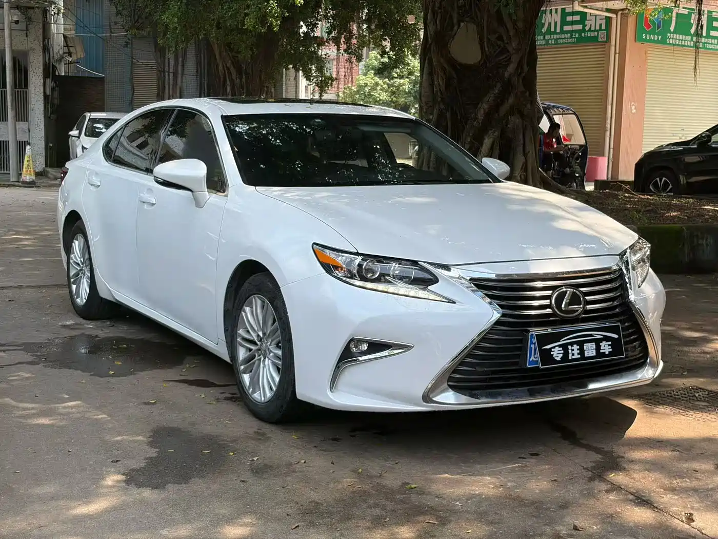 Фото 3 - Lexus ES
