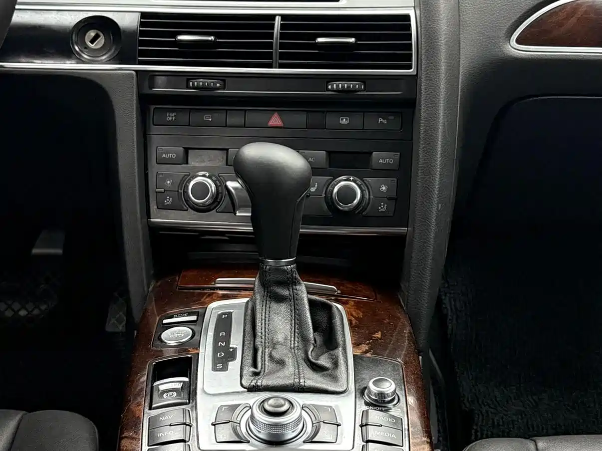 Фото 7 - Audi A6L