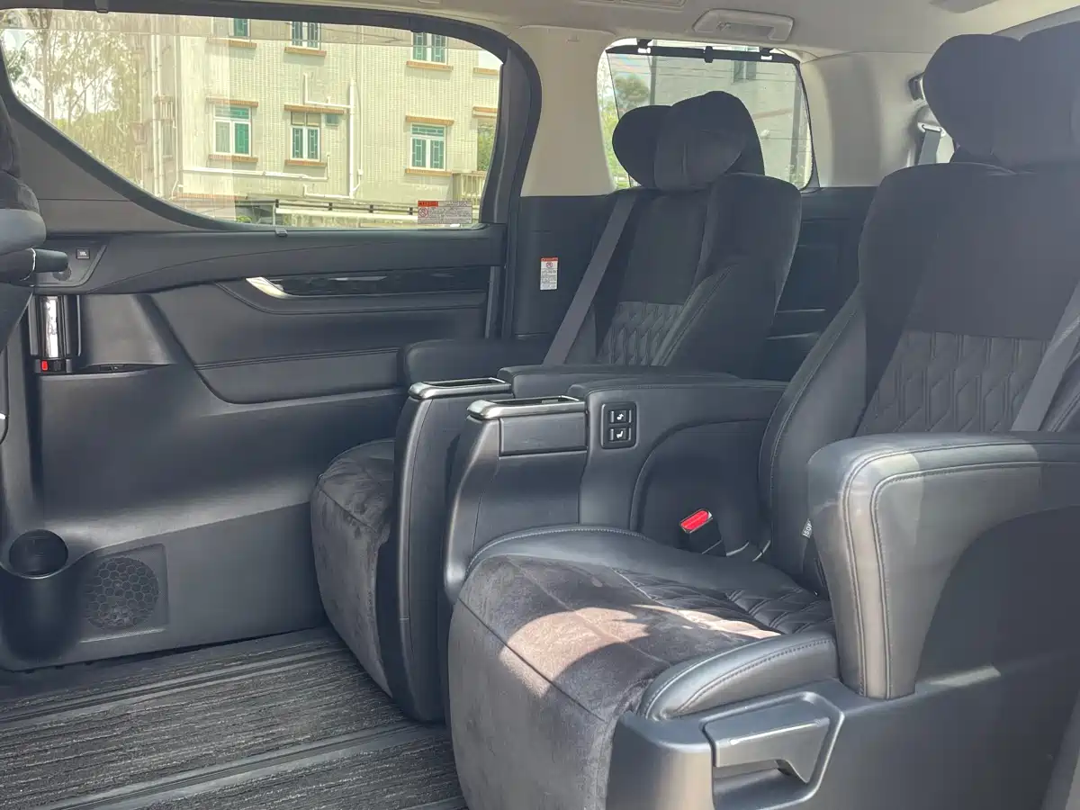 Toyota Alphard фото 9