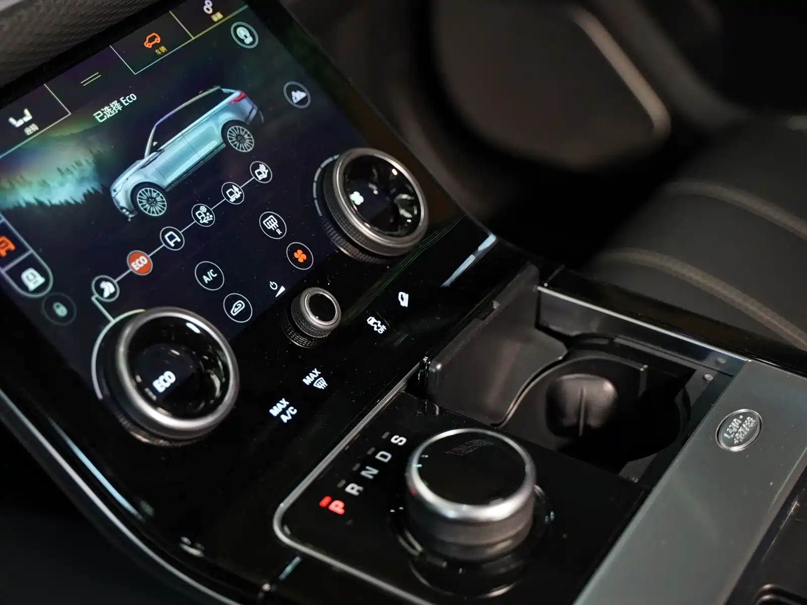 Фото 16 - Land Rover Range Rover Velar