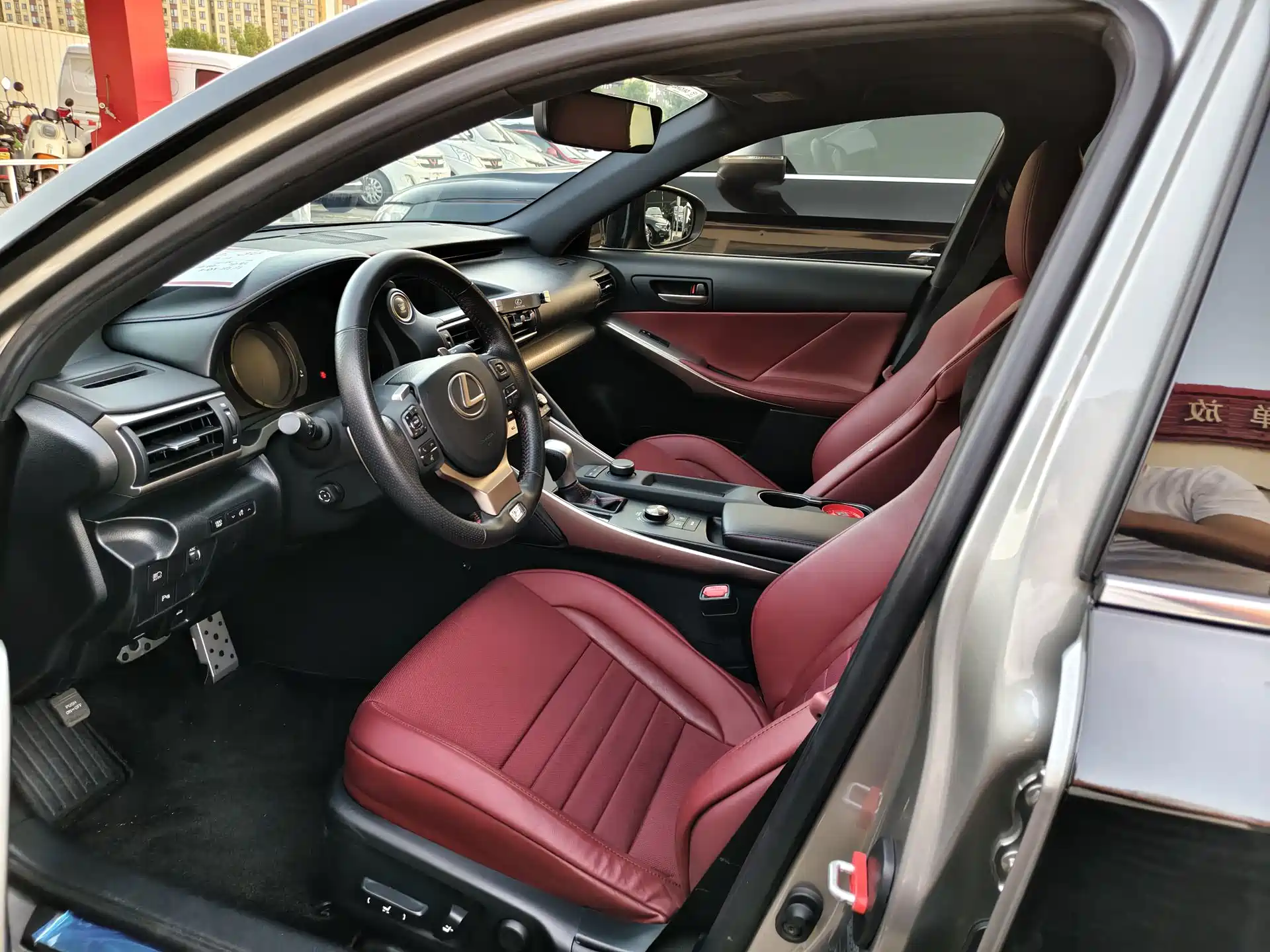 Фото 14 - Lexus IS
