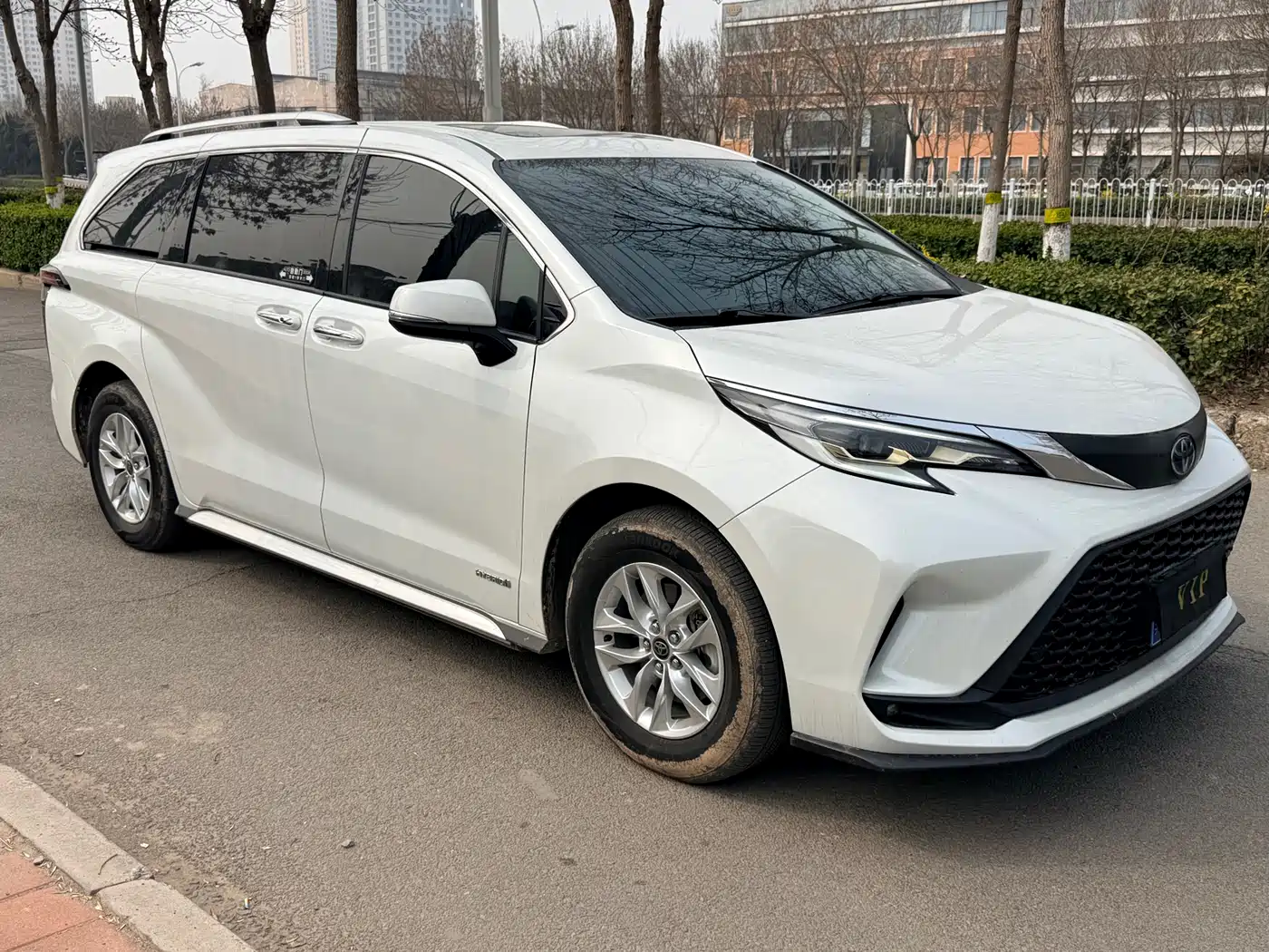 Toyota Granvia 2023 2.5L Hybrid Comfort Edition фото 2