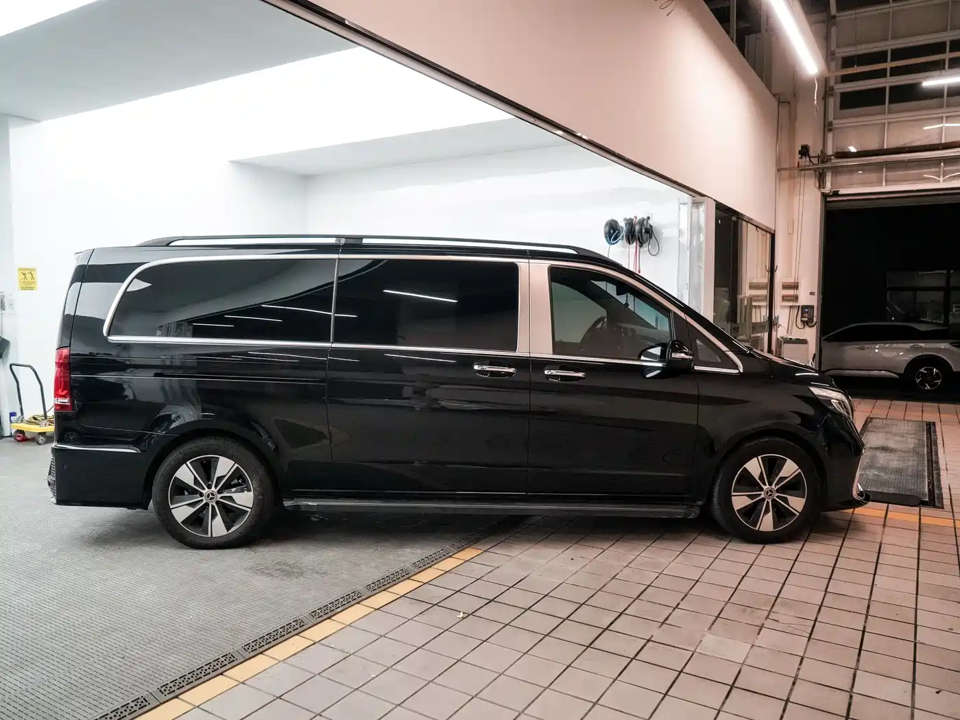 Mercedes-Benz V-Class 2022 V 260 L Long Wheelbase Prestige Edition фото 5